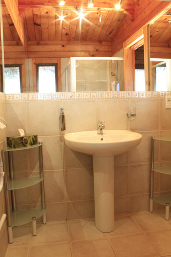 Bathroom 4, Kimi Ora Eco Resort, Tasman