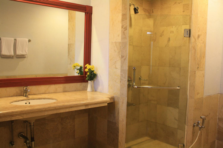 Bathroom 12