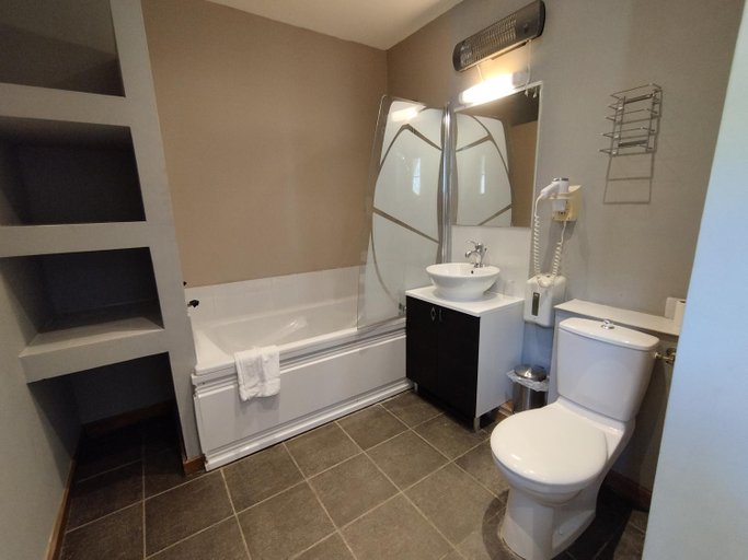 Bathroom 2, Le Haut-Val Residences, Orne