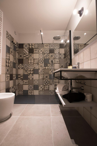 Bathroom 10
