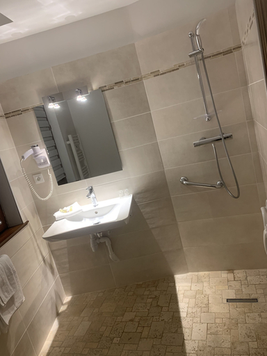 Bathroom 3, Auberge du jeu darc, Oise
