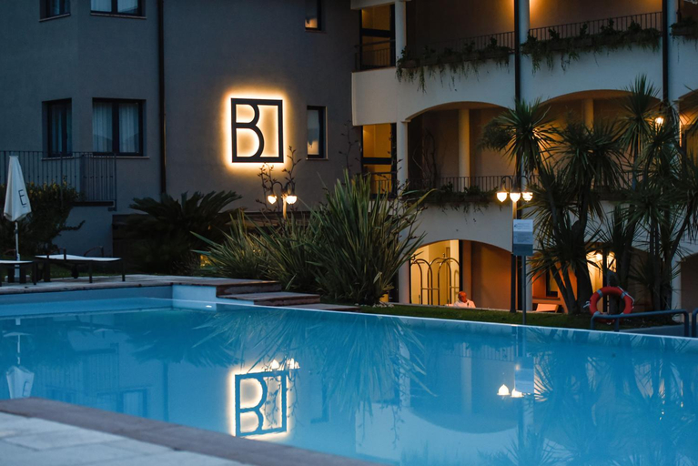 Sport & Beauty 2, Bella Hotel & Restaurant with private dock for mooring boats, Brescia