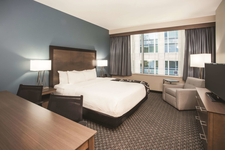 Bedroom 3, La Quinta Inn & Suites by Wyndham Chicago Downtown, Cook