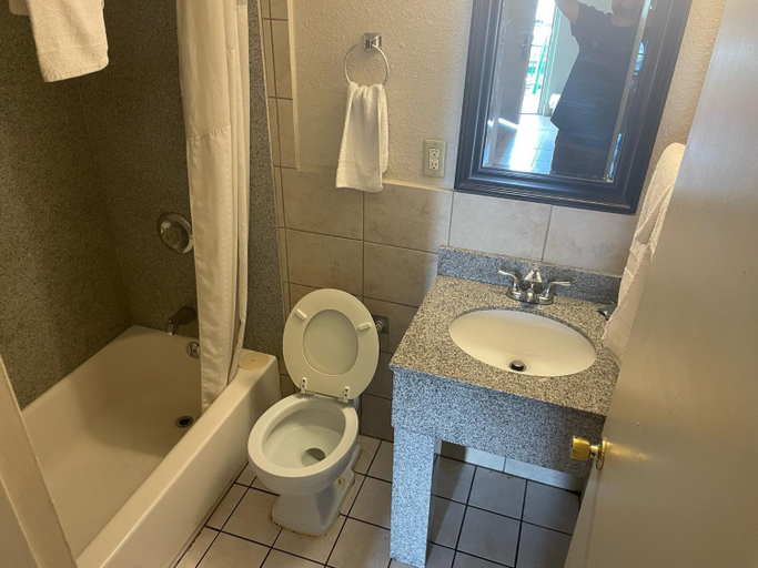 Bathroom 4, Budgetel Inn & Suites, Jefferson