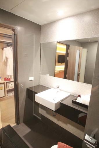 Bathroom 5, Levana Pattaya Hotel, Pattaya