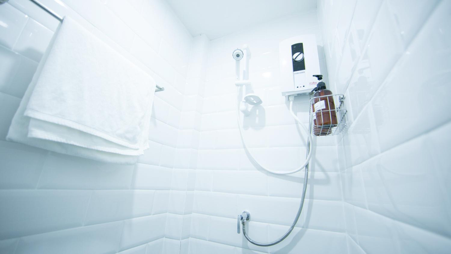 Bathroom 5, Lamurr Sukhumvit 41 - Hostel, Wattana