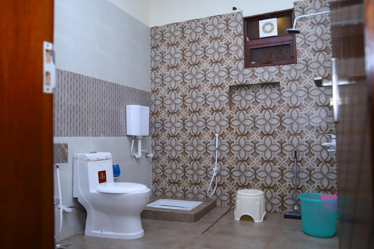 Bathroom 4, Roomi Rezidor Guest House, Karachi