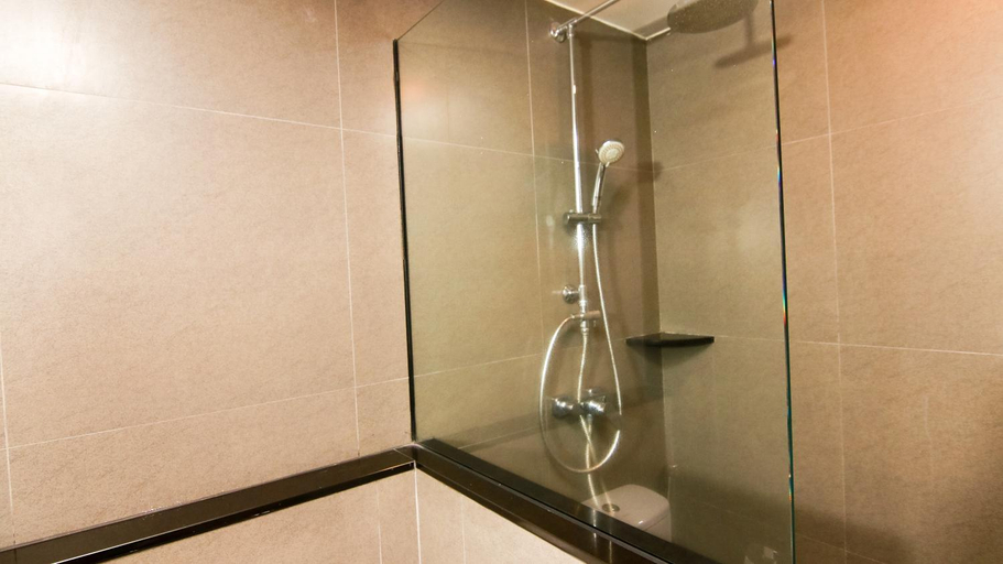 Bathroom 5, Levana Pattaya Hotel, Pattaya