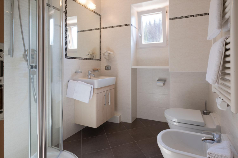 Bathroom 3, Garni Alba Bed & Breakfast, Bolzano