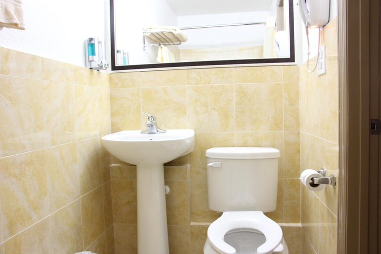 Bathroom 3, Budget Inn Lake Wales, Polk