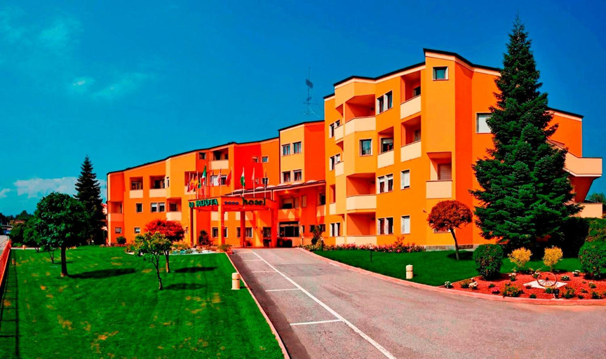 Entrance, Hotel La Ruota, Cuneo
