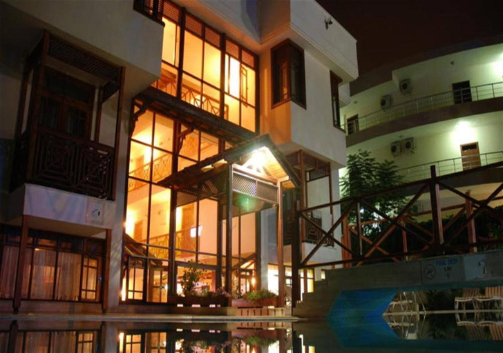 Exterior & Views