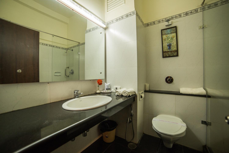 Bathroom 4, Diamond Hotel, Varanasi