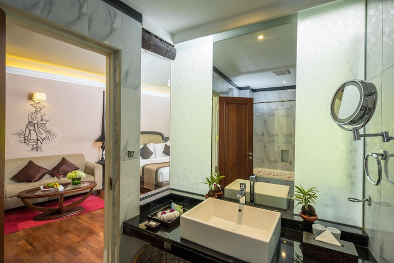 Bathroom 5, Earl's Regent Hotel Kandy, K.F.G. & G. Korale