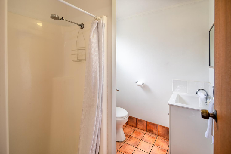 Bathroom 2, Ingenia Holidays Broulee, Eurobodalla