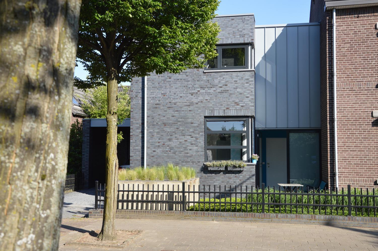 Others 3, Het blauwe huis, Beesel