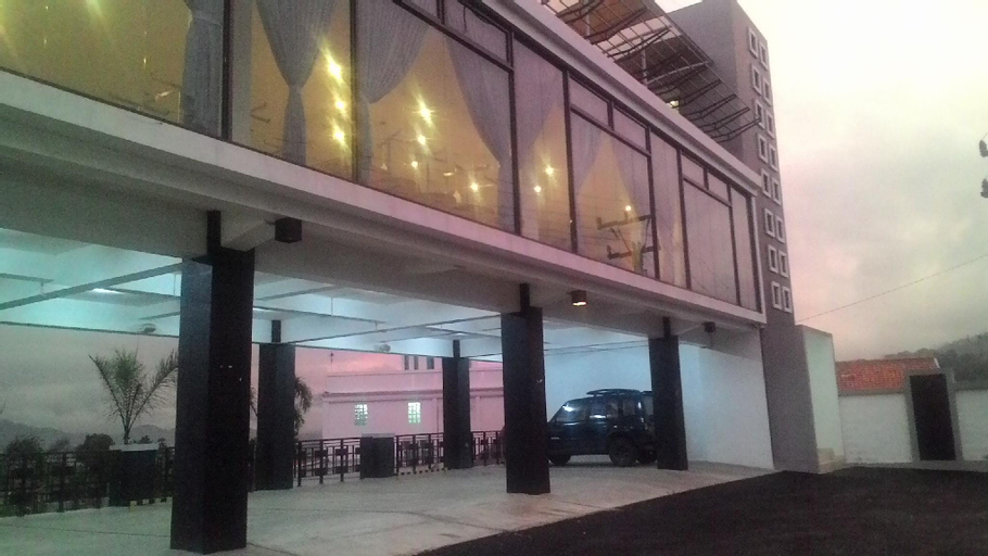 Exterior & Views 24