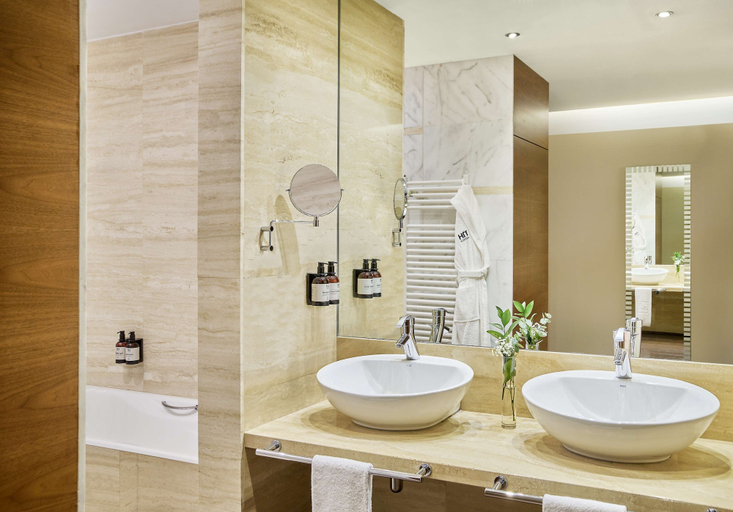 Bathroom 4, NH Gran Hotel Casino Extremadura, Badajoz