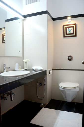 Bathroom 4, Diamond Hotel, Varanasi