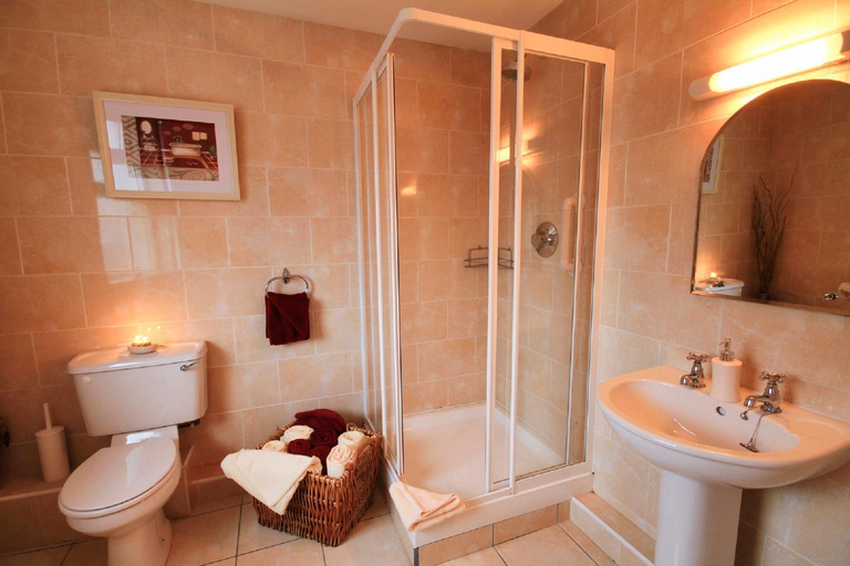 Bathroom 2, Jacob's Well Hotel