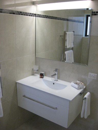 Bathroom 3, Aoraki Court Motel, Mackenzie