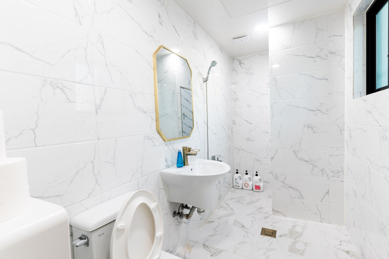 Bathroom 4, The Wave Pension, Suyeong