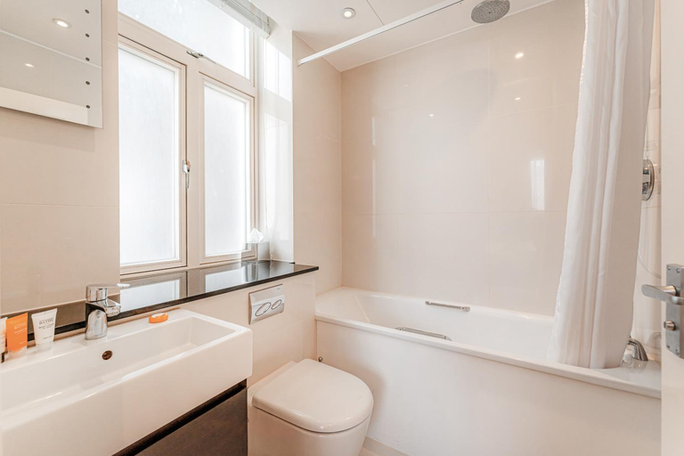 Bathroom 3, Ashburn Court Apartments, London
