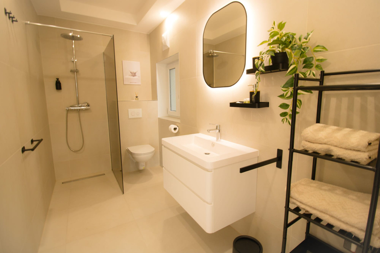 Bathroom, Stylish & Modern Apartment, Wien