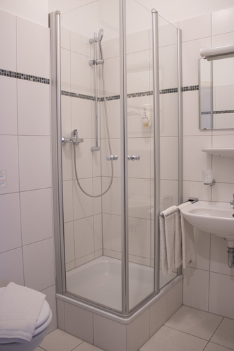 Bathroom 5, Orange Hotel und Apartments, Neu-Ulm