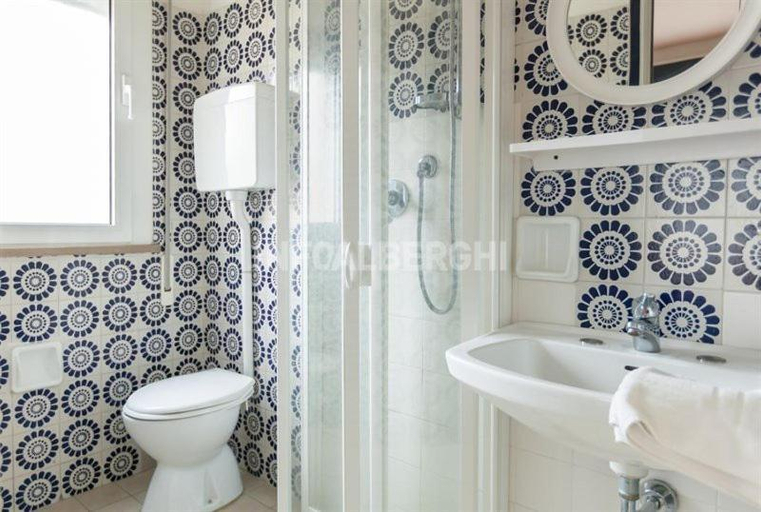 Bathroom 4, hotel paradiso, Rimini