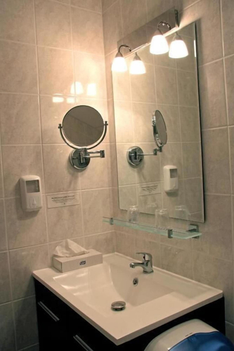Bathroom 2, Hôtel Restaurant Les Marronniers, Ardèche