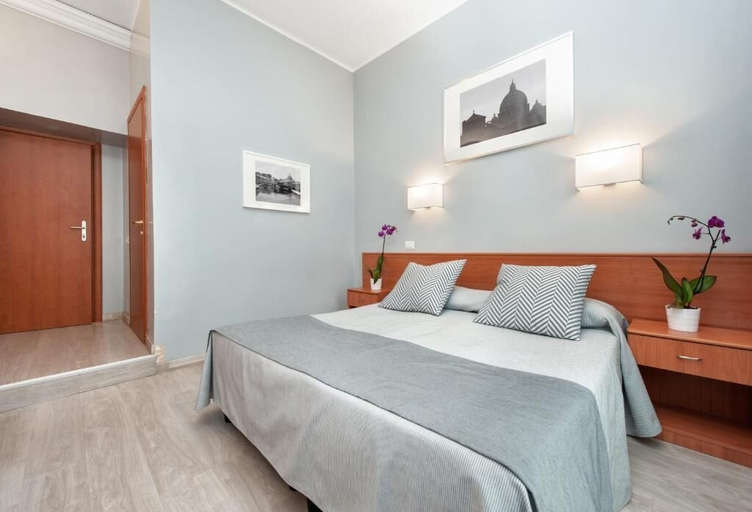 Bedroom 2, Hotel Reyes, Rome