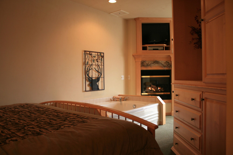 Bedroom 2, Birchwood Lodge, Door