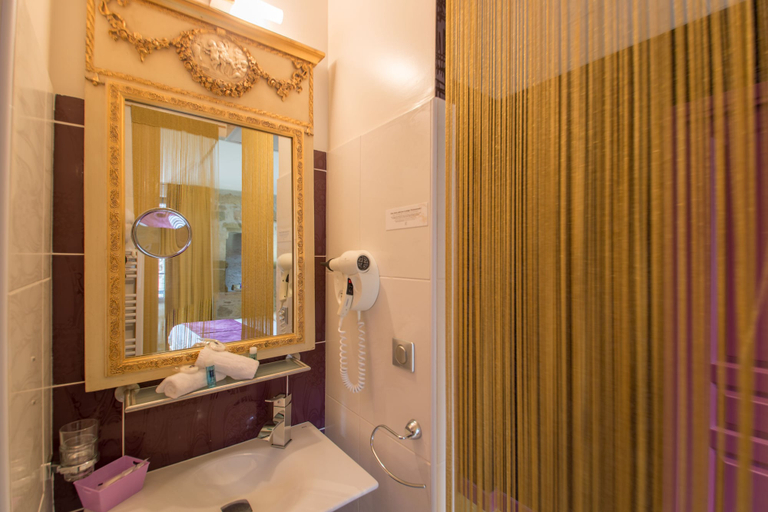 Bathroom 4, Hôtel Le Turenne, Corrèze