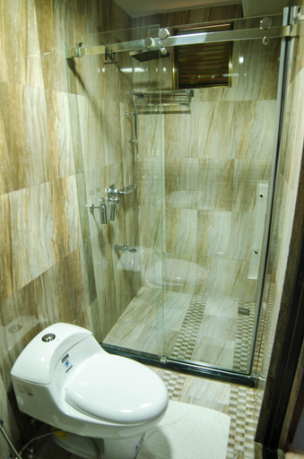 Bathroom 4, Newtown Inn, Malé