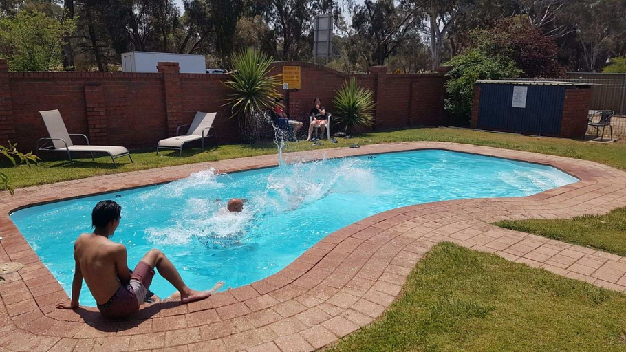 Sport & Beauty, Golden Country Motel and Caravan Park, C. Goldfields  - M'borough