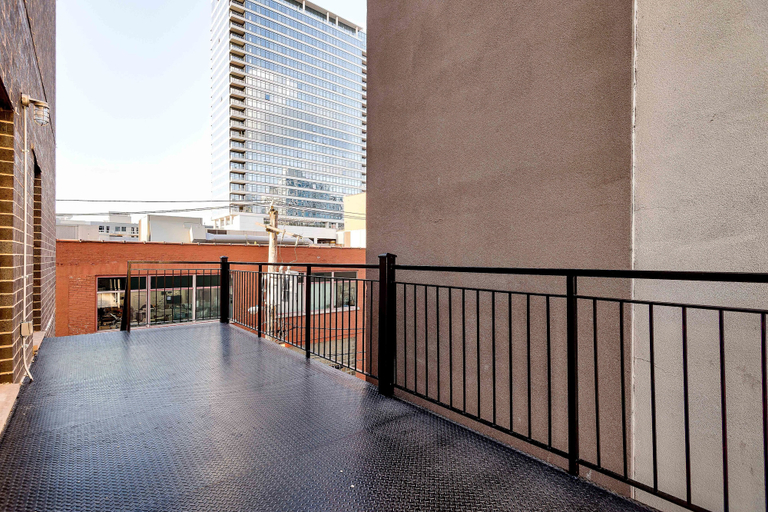 Exterior & Views, 811 N. Sedgwick, Cook