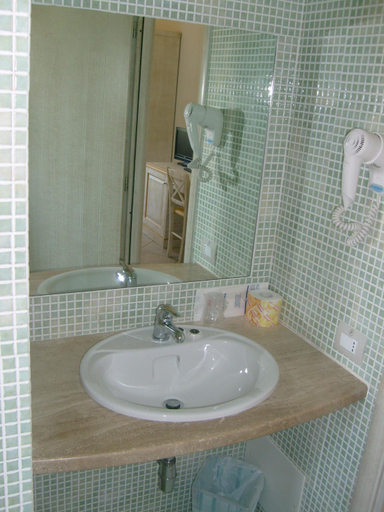 Bathroom, Hotel Raffael, Oristano