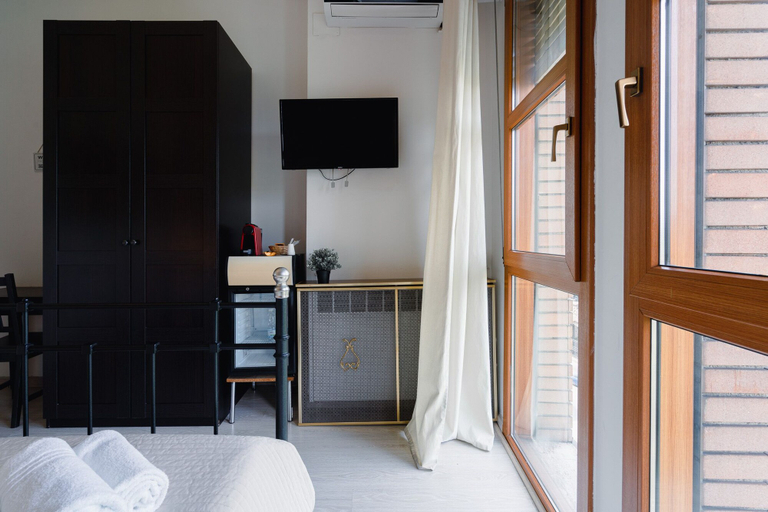 Others 4, B&B Elegance, Bologna