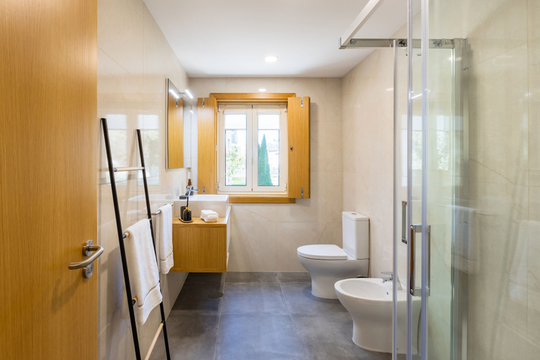 Bathroom 3, Inner Center Porto, Porto