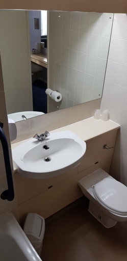 Bathroom 4, Redwings Lodge Dunstable, Central Bedfordshire