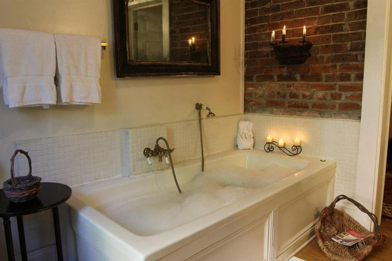 Bathroom, Corners Mansion Inn - A Bed and Breakfast, Warren