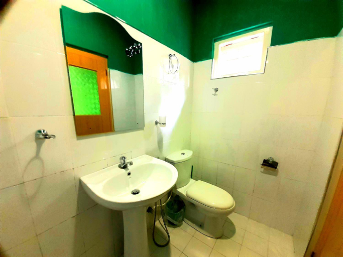 Bathroom 3, Green Lantern, Ella