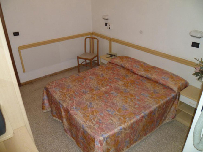 Bedroom 4, Hotel Glenn, Rimini