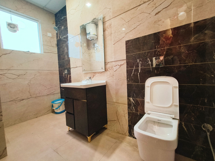 Bathroom 4, Hotel East Wood Amritsar, Amritsar