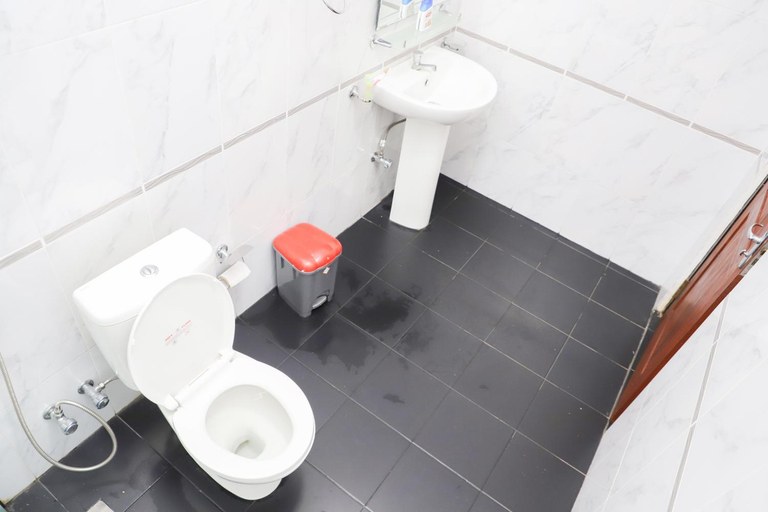 Bathroom 2, HOSTEL KATUNAYAKE At COLOMBO AIRPORT TRANSIT, Katana