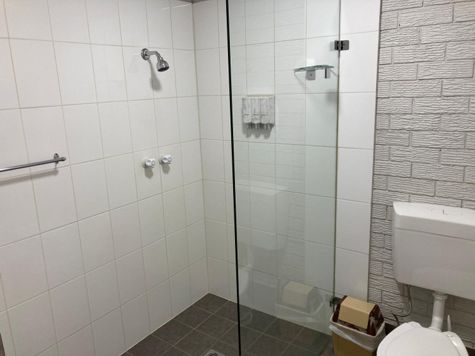 Bathroom 3, Camellia Motel, Narrandera