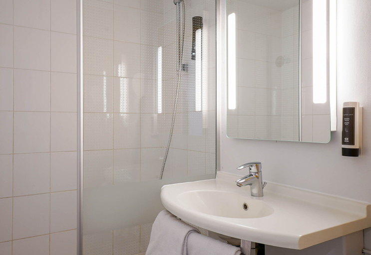Bathroom, B&B HOTEL Marseille Centre Vieux Port, Bouches-du-Rhône