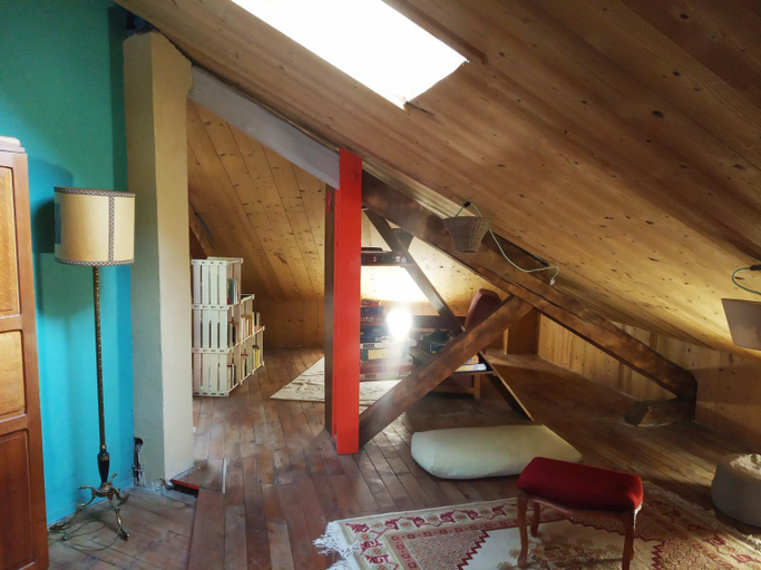 Others 5, La Maison Rouge - Backpacker Hostel, Loire
