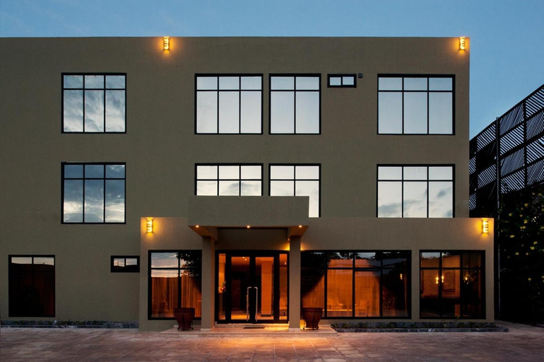 Exterior & Views